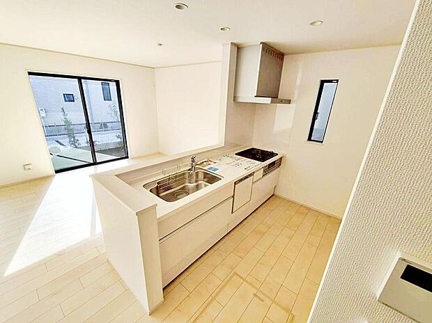 大容量の収納スペースは取り出しやすく、しまいやすいスライドタイプ、大きな鍋などの調理器具や、調味料も出し入れしやすいですね。