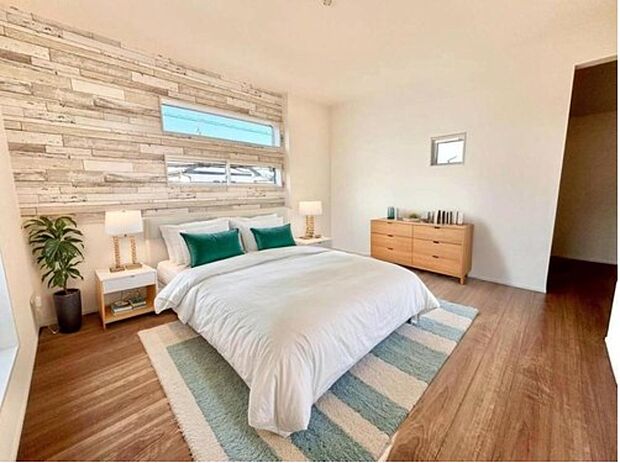 充分な広さの収納を備え、普段使いの洋服も選ぶのが楽しくなりそう♪採光良好な洋室は、快適空間。プライベートの時間もゆったりお寛ぎ頂けそうです。※家具をCGで加工しています。家具付き販売ではございません。