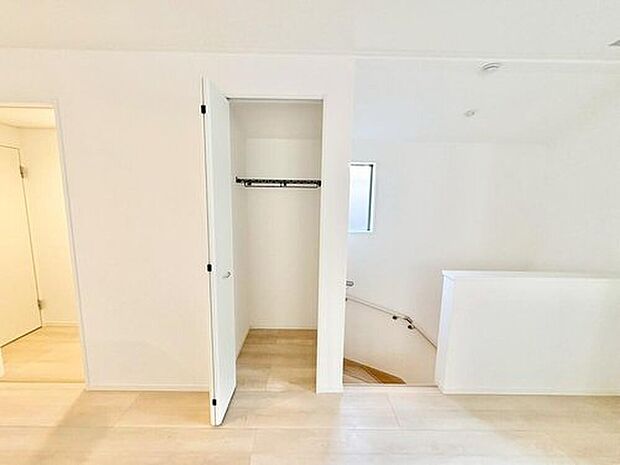 【リビング】ここにはみんなが集い、食事と楽しい会話が始まる。話に夢中になりすぎて、ついつい時を忘れ時間が過ぎてしまう。そんな束の間の幸せを感じさせてくれる場所となることでしょう。