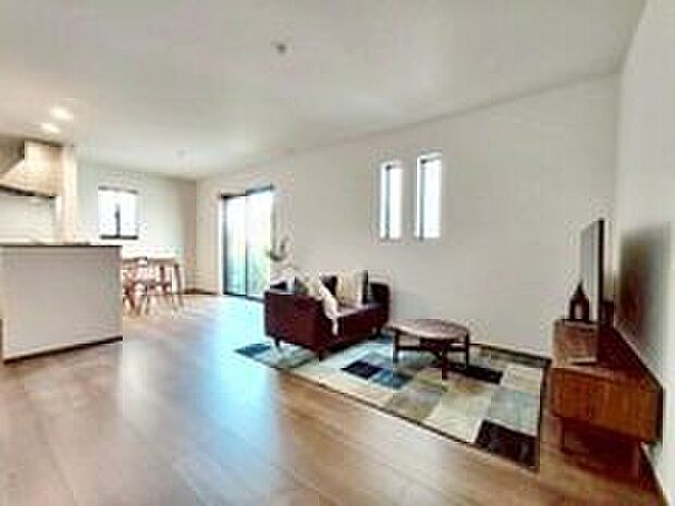 【リビング】明るく開放感のあるリビング。対面式キッチンは、いつでもご家族を感じられる空間作りの重要ポイントになりそうです。