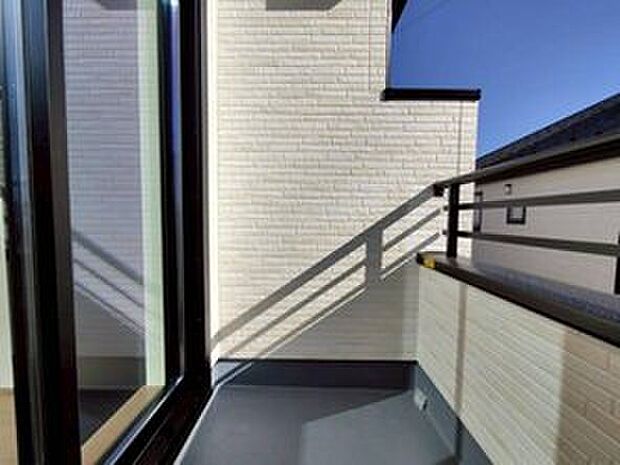 【バルコニー】バルコニーは、洗濯物や布団を干すだけでなく、暖かな陽射しや爽やかな風を存分に取り込み、お部屋に解放感をもたらします☆幅が広めのバルコニーなので家事もしやすいですね♪