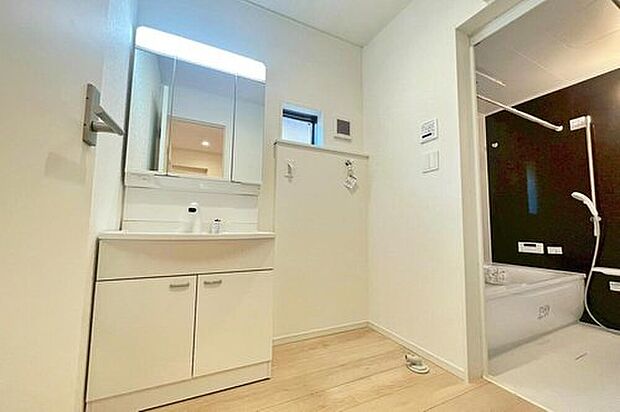 【洗面所】サニタリースペースには窓が備えられております。毎朝の身支度も、陽の光差し込む明るい空間で、快適にお使い頂けそうです。