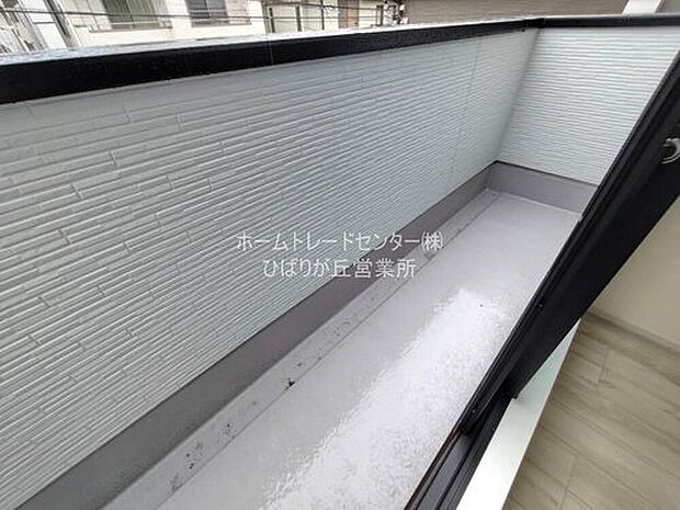 【☆バルコニー☆】バルコニーは、洗濯物や布団を干すだけでなく、暖かな陽射しや爽やかな風を存分に取り込み、お部屋に解放感をもたらします☆