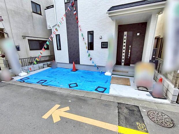 【駐車場】嬉しいコンクリート仕上げのカースペース。雨の日も足元を気にせず外出できます。自転車、バイク置き場にも最適なスペース。