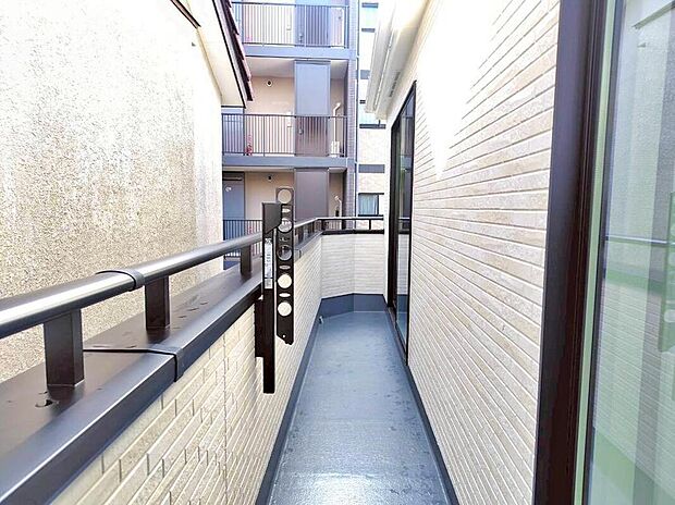 【バルコニー】日当たりのよい広さのあるバルコニー。一度にたくさんの洗濯物を干すことができます。