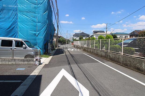 【【前面道路含む現地写真】】ひとたび扉を開けばそこに待っているのは上質な空間とマイホームでの新生活をイメージさせる優雅なひととき。「この家なら…」ではなく「ここに住みたい♪」と思う感動をお届けいたします。