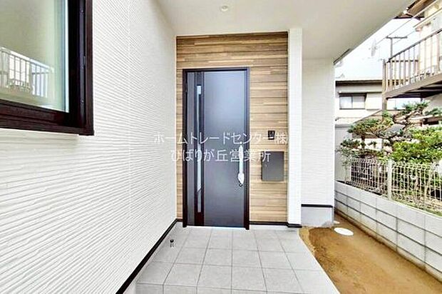 【 玄関】訪れる人を優しく迎える、スタイリッシュな玄関。玄関ポーチには屋根がついているので雨なども玄関前で濡れずにお出かけ準備ができます。