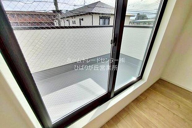 【バルコニー】バルコニーは、洗濯物や布団を干すだけでなく、暖かな陽射しや爽やかな風を存分に取り込み、お部屋に解放感をもたらします☆