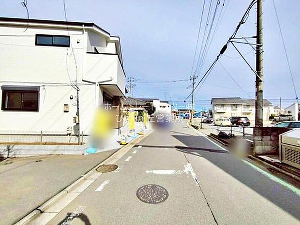 【前面道路含む現地写真】気持ちの良い青空に栄える建物となっております。完全に完成いたしましたので、ご自由にお好きなだけご見学いただけます。この機会にぜひ見に来てください。