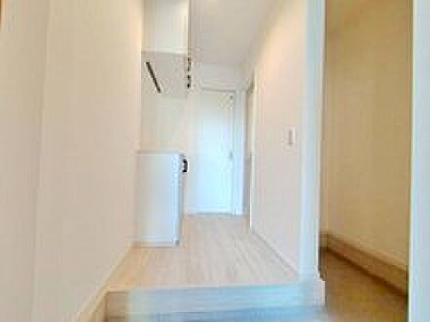 【玄関】お家に出会う人々を迎える玄関だからこそ、広々清潔感あふれる空間にしたいものです。採光・通風にも配慮された設計で毎日明るい空間をキープします♪