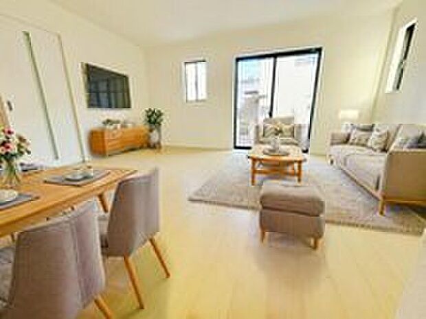 【リビング】明るく開放感のあるリビング。対面式キッチンは、いつでもご家族を感じられる空間作りの重要ポイントになりそうです。※家具をCGで加工しています。家具付き販売ではございません。