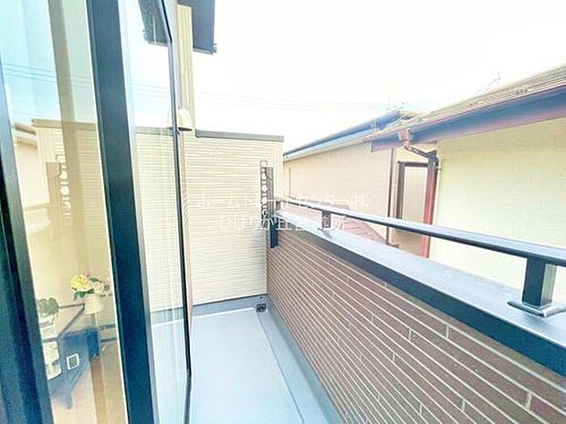 【☆バルコニー☆】バルコニーは、洗濯物や布団を干すだけでなく、暖かな陽射しや爽やかな風を存分に取り込み、お部屋に解放感をもたらします☆幅が広めのバルコニーなので家事もしやすいですね♪