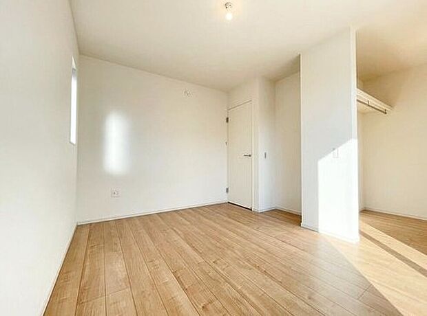 【リビング以外の居室】個室としてお使いいただける洋室。大切なのは明るさと風通し、明るい日差しと心地よい風で自分のお部屋でくつろげる贅沢をご提供します。