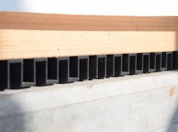 【【ロング基礎パッキン】】基礎パッキンを使用することで基礎の全周が換気口に早変わり。 コーナー部分もしっかり換気ができ床下をカラリと保つことがきます。 基礎と土台間に敷きこむことで、土台と基礎が直接触れるのを防ぎ、コンクリートから木部への水分移動もシャットアウトする効果があります。