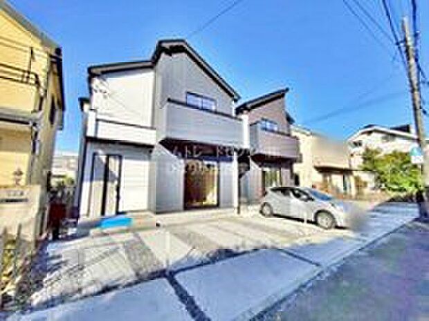 【現地外観写真】【1号棟】
一戸建ての大きなメリットは、「自分の土地」を自由に使えること。好きなペットが飼えるほか、ガーデニングやＤＩＹ、車やバイクの手入れなど様々な趣味を楽しめます♪