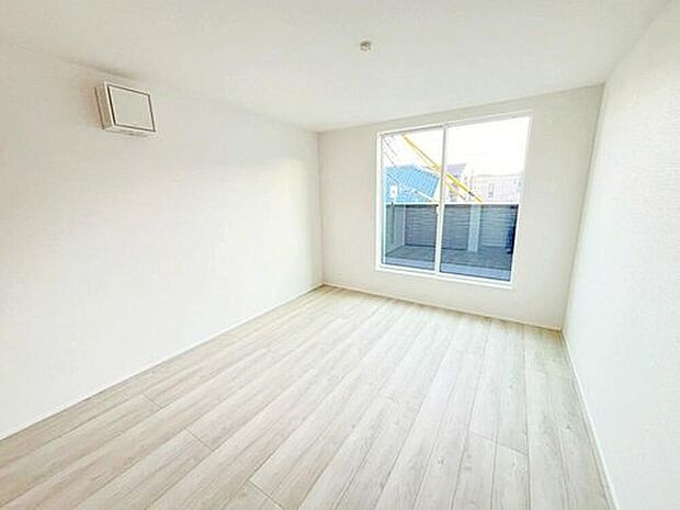 【リビング以外の居室】日当りの良さは写真でも充分に伝わるかと思いますが、開放感のある周囲にめぐまれたおかげで、風通しもとても良くなっております。※家具をCGで加工しています。家具付き販売ではございません。