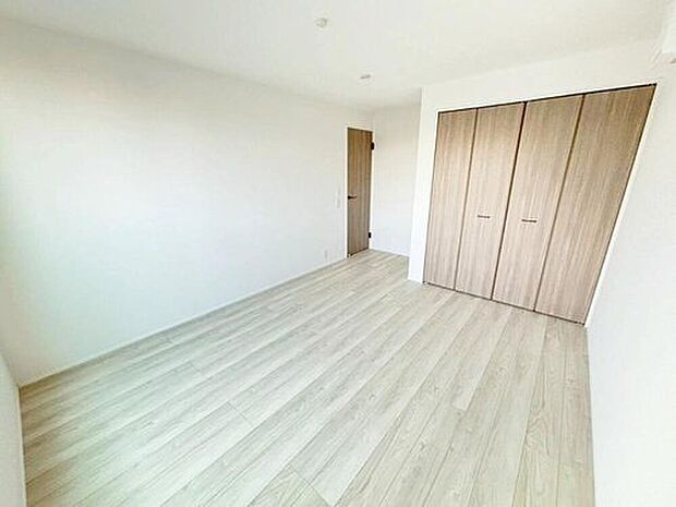 【リビング以外の居室】充分な広さの収納を備え、普段使いの洋服も選ぶのが楽しくなりそう♪採光良好な洋室は、快適空間。プライベートの時間もゆったりお寛ぎ頂けそうです。