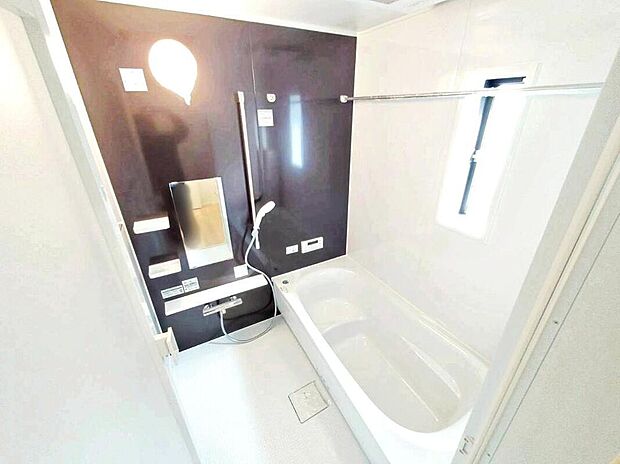 【浴室】浴室は湿気がたまりやすく、換気扇だけではどうしてもカビが出やすいです。窓があるだけでお風呂のカビお掃除がラクラク♪