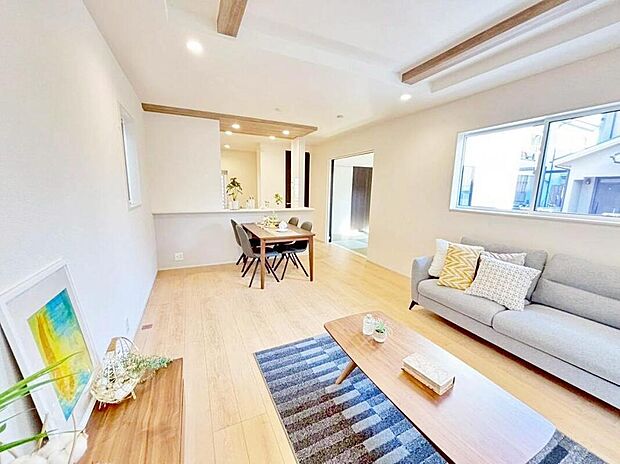 【リビング】大きな窓のあるリビングは、陽光あふれる明るい空間です。居心地良く、ご家族皆がゆったり寛げる憩いの空間となりそうです。※家具をCGで加工しています。家具付き販売ではございません。