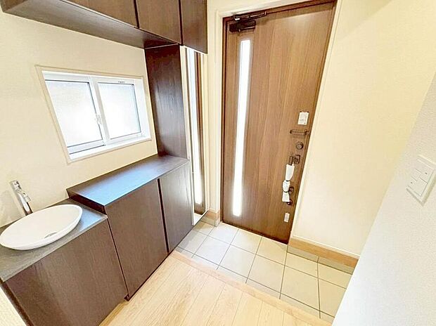 【玄関】お家に出会う人々を迎える玄関だからこそ、広々清潔感あふれる空間にしたいものです。お家に入ってすぐに手が洗える便利な洗面台がございます♪お子様がいらっしゃるご家庭は特に重宝しますね！