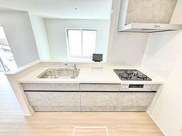 【キッチン】収納力豊富、爽やかなシステムキッチンを用意しております。さっと拭き取るだけで汚れが簡単にとれますので、キッチンスペースをいつでもすっきりとお使い頂けます。