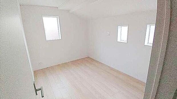 【リビング以外の居室】光が差し込む室内には、穏やかな時間が流れます。休日には、落ち着いた空間で自分の趣味を楽しむのはいかがですか。