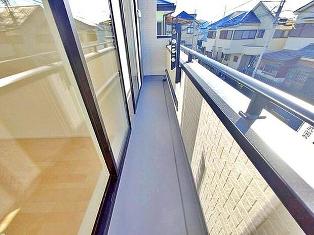 【☆２号棟バルコニー☆】バルコニーは、洗濯物や布団を干すだけでなく、暖かな陽射しや爽やかな風を存分に取り込み、お部屋に解放感をもたらします☆幅が広めのバルコニーなので家事もしやすいですね♪