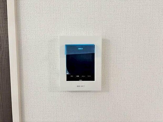 【【TVモニター付きインターホン】】録画機能もあり、どのような人が何時に来訪されたのかが分かります。防犯上はもちろん、お届け物などの把握にも便利です。ライトが付いているので、夜間でも安心です。
