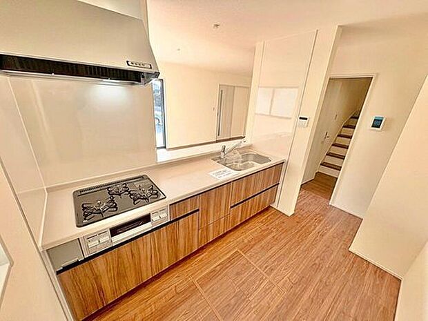 【キッチン】大容量の収納スペースは取り出しやすく、しまいやすいスライドタイプ、大きな鍋などの調理器具や、調味料も出し入れしやすいですね。