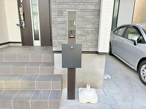 【玄関】訪れる人を優しく迎える、スタイリッシュな玄関。玄関ポーチには屋根がついているので雨なども玄関前で濡れずにお出かけ準備ができます。