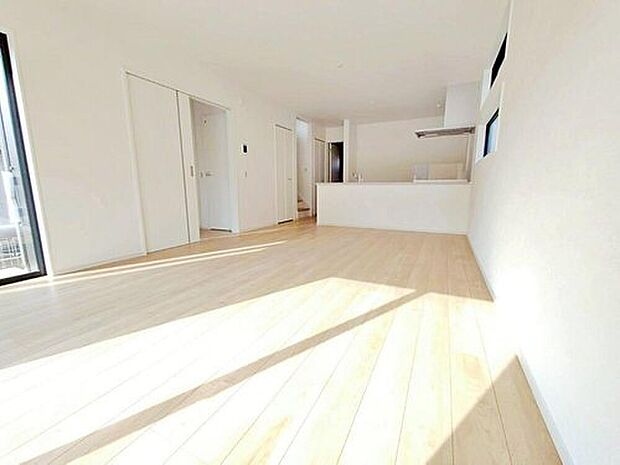 【リビング】『LDKは家族だんらんをデザイン』家族が集まり一緒の時間がすごせる工夫がされております。何気ない一日のひとコマが何者にも代えがたい宝物になることでしょう♪