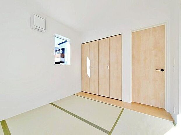 【リビング以外の居室】お子様の遊び場やお昼寝スペースとしてなど、和室を開放し広々とお使い頂けます。突然の来客時には戸を閉めて視線を遮る事も可能です。

