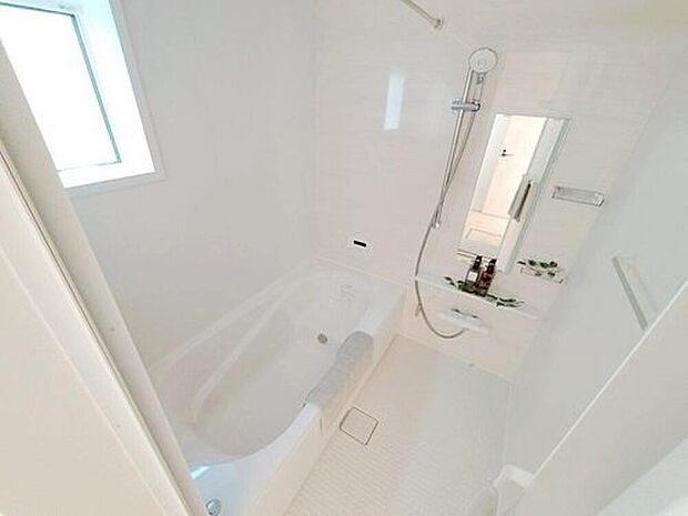 【浴室】毎日の疲れを癒す浴室は１坪タイプです。足を伸ばしてゆっくりとくつろげます。窓があるので、湿気もこもらないのも、うれしいですね♪

