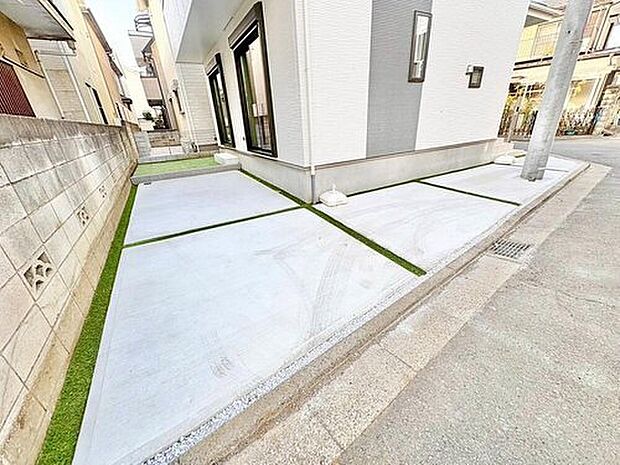 【駐車場】玄関まで近いので、雨が降っていても乗り降りを気にしなくてよい事や、買い物の荷物を取り込みやすさもメリットのひとつです♪