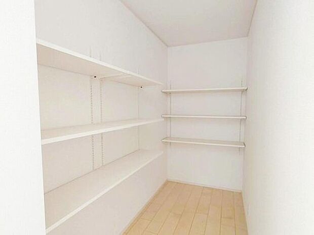 【収納】まとめ買いしても置き場所の心配いらずのパントリーを採用♪家族が多いとすぐなくなってしまう水や食材をまとめ買いしても置き場所に困らないのはうれしいですね♪