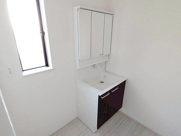 【洗面台・洗面所】三面鏡ならではの収納力、温水シャワー付きの機能性、どちらも採用！汚れが落ち易い大型の洗面ボウルは手入れもしやすく日々の生活を陰ながら支えてくれる仕様となっております。