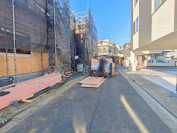 【前面道路含む現地写真】落ち着いた住環境の心安らぐ低層住宅地。周辺に高い建物が無く、空が広く大きく感じられます。現地をご覧いただきながら、住まいの夢をお聞かせください♪

