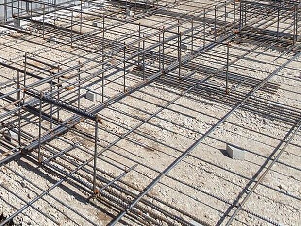 【ベタ基礎は「鉄筋コンクリート造」】耐震性を発揮する鉄筋入りスラブー体基礎を採用。地面から基礎上端までの高さを400mm以上確保。地面からの湿気を防ぎ、不等沈下や地震時のねじれを防ぐ効果があり、白蟻に対する予防策としても有効です。

