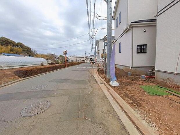 【前面道路含む現地写真】ひとたび扉を開けばそこに待っているのは上質な空間とマイホームでの新生活をイメージさせる優雅なひととき。「この家なら…」ではなく「ここに住みたい♪」と思う感動をお届けいたします。

