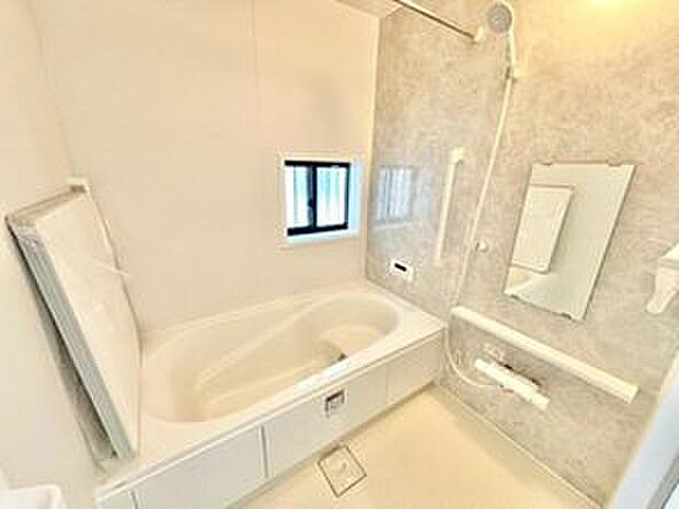 【浴室】☆1-L号棟☆
毎日の疲れを癒す浴室は1坪タイプです。足を伸ばしてゆっくりとくつろげます。窓があるので、湿気もこもらないのも、うれしいですね♪