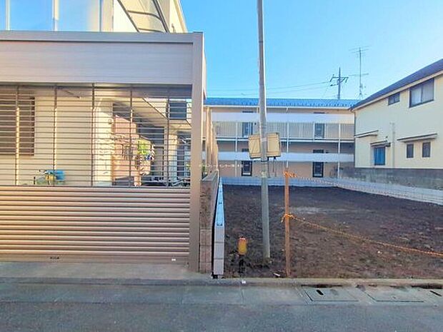 【現地外観写真】周辺は静かで落ち着いた雰囲気の住宅街です。交通量も少なく、穏やかで快適にお過ごし頂けそうです。
