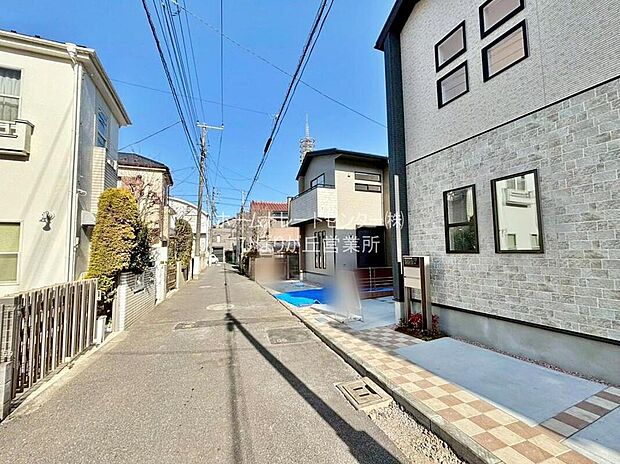 【前面道路含む現地写真】ひとたび扉を開けばそこに待っているのは上質な空間とマイホームでの新生活をイメージさせる優雅なひととき。「この家なら…」ではなく「ここに住みたい♪」と思う感動をお届けいたします。