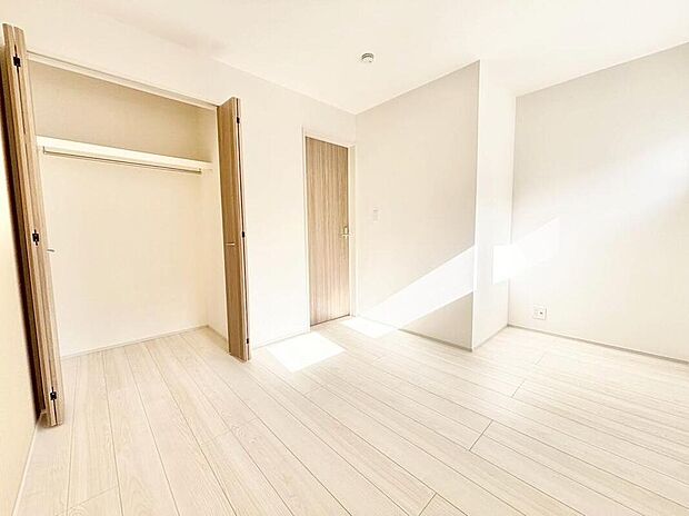 【リビング以外の居室】充分な広さの収納を備え、普段使いの洋服も選ぶのが楽しくなりそう♪採光良好な洋室は、快適空間。プライベートの時間もゆったりお寛ぎ頂けそうです。