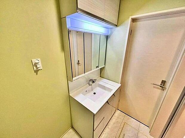 【1号棟洗面台・洗面所】三面鏡ならではの収納力、温水シャワー付きの機能性、どちらも採用!汚れが落ち易い大型の洗面ボウルは手入れもしやすく日々の生活を陰ながら支えてくれる仕様となっております。