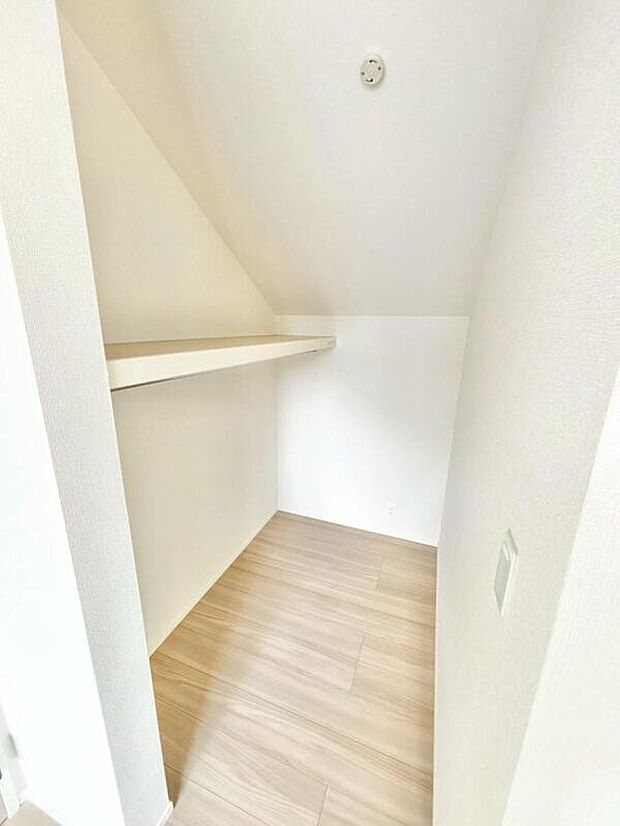 【収納】収納力たっぷりのウォークインクローゼットは、家族の強い味方。シーズンオフのお洋服や靴、キャンプ用品やスポーツ用品など、かさばるけど、大切なものもしっかり片づけられます♪