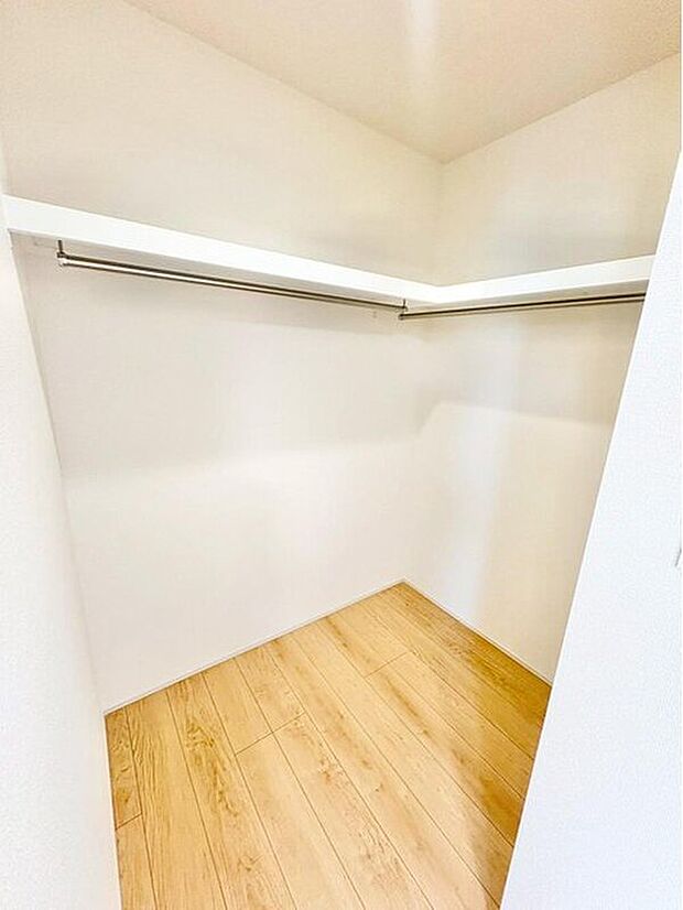 【収納】収納力豊富なウォークインクローゼットを設置。洋服や小物類など、目的に応じてすっきり美しい収納を実現します。
