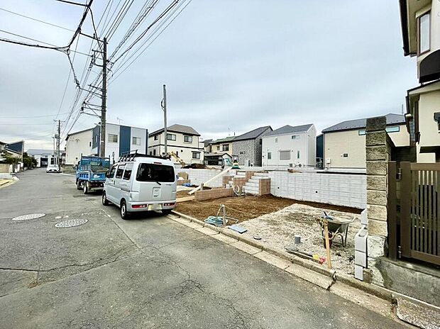 【☆前面道路含む現地写真☆】住宅性能評価で耐震等級３（最高等級）を取得！お客様を守る大切な住宅だからこそ、第三者の検査を受けて安心して住んでいただける住宅をご案内させて頂きます。その頑丈さを、ぜひ現地にてご体感ください。