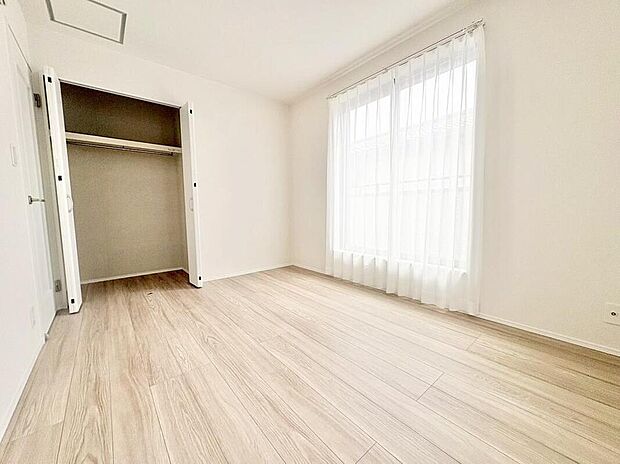 【リビング以外の居室】充分な広さの収納を備え、採光良好な洋室は、快適空間。プライベートの時間もゆったりお寛ぎ頂けそうです。