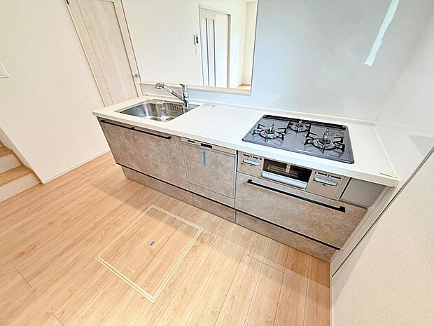 【キッチン】『LDKは家族だんらんをデザイン』家族が集まり一緒の時間がすごせる工夫がされております。何気ない一日のひとコマが何者にも代えがたい宝物になることでしょう♪