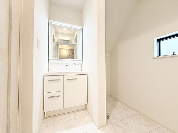 【洗面台・洗面所】明るく清潔感溢れるサニタリースペース。毎日使う場所だからこそ、快適な空間となっております。